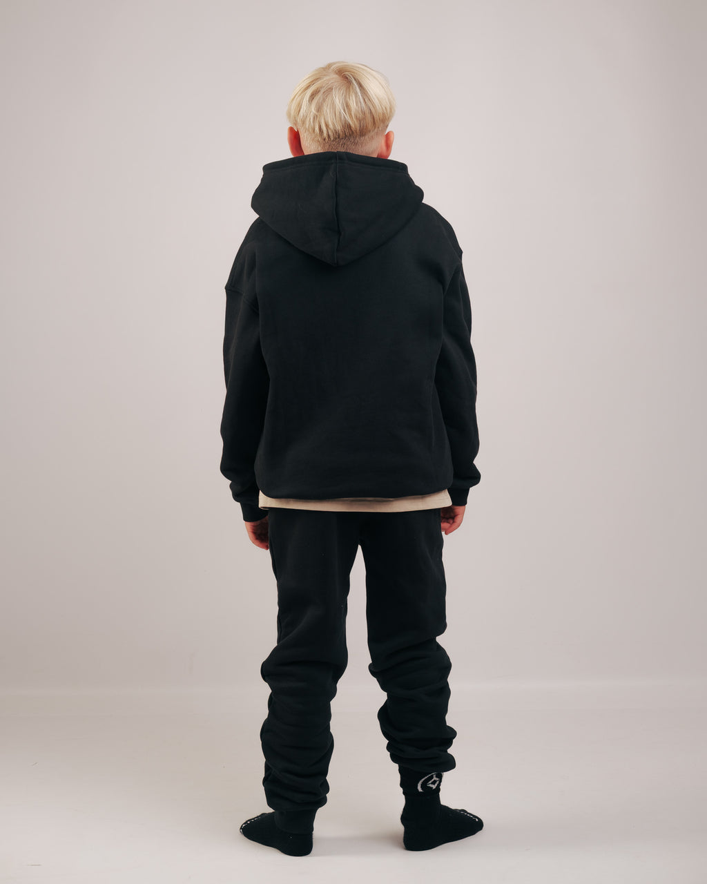 YOUTS  Premium Hoodie in Black